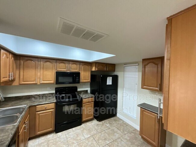 Building Photo - 815 E Grovers Ave