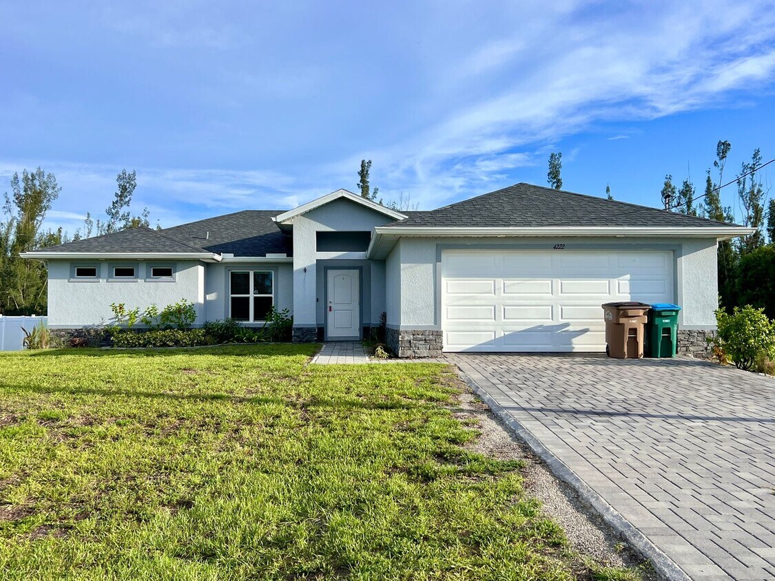 Primary Photo - Stunning 3-Bedroom Single Family Home with...