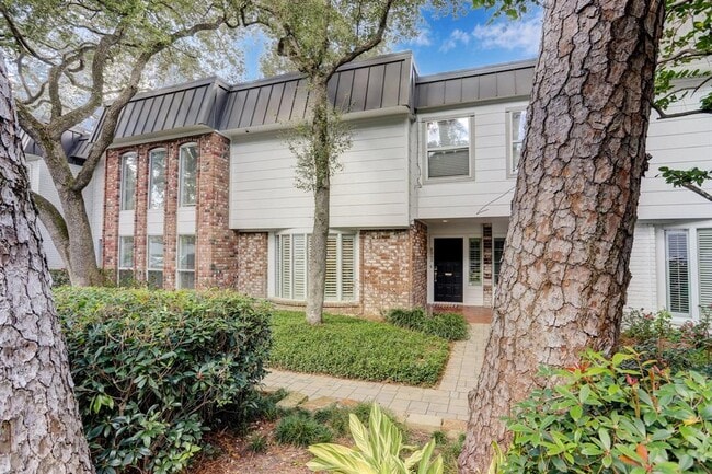 Building Photo - 8948 Chatsworth Dr