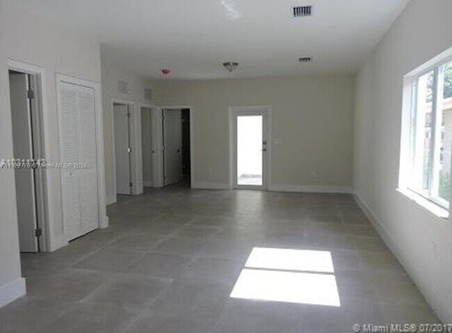 Foto del edificio - 9047 SW 28th St