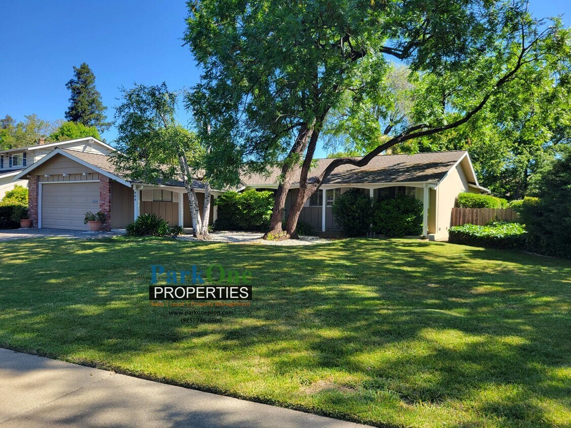 Primary Photo - Spacious single level Woodlands home.