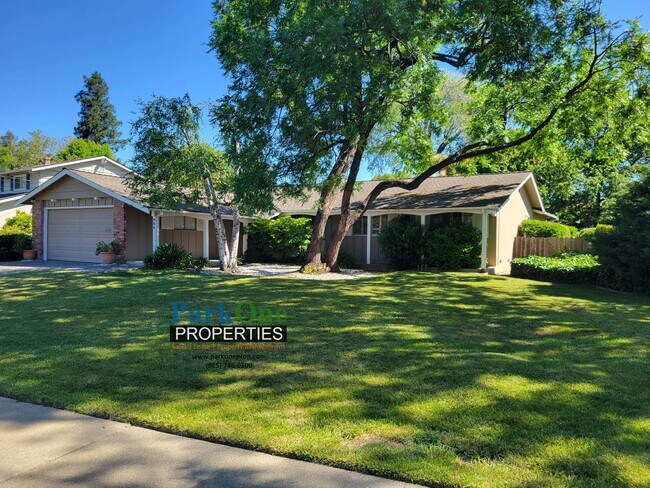 Spacious single level Woodlands home - Spacious single level Woodlands home