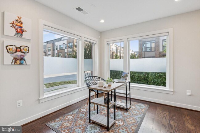 Foto del edificio - Perfectly located just steps from the Red Line Metro, this EYA-built Davis Model townhome at West...