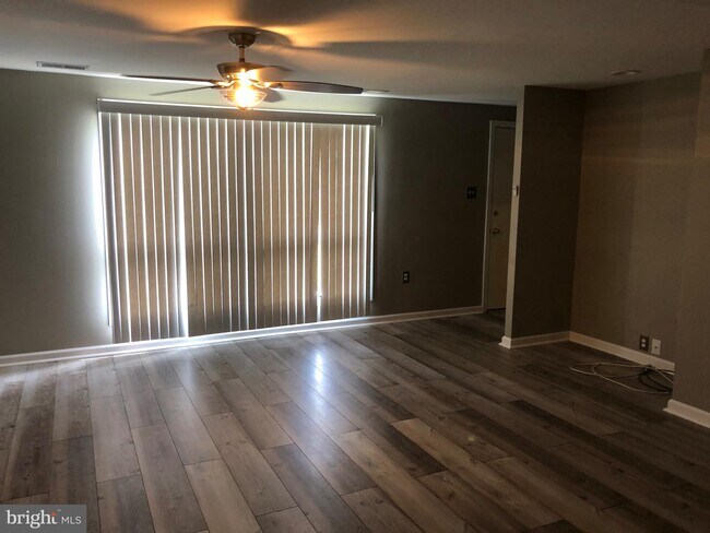 Foto del edificio - 548 West Ct