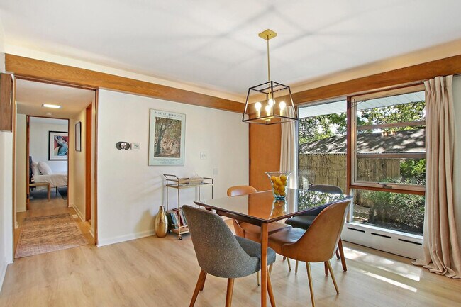 Building Photo - 2401 Hyde Park Ave