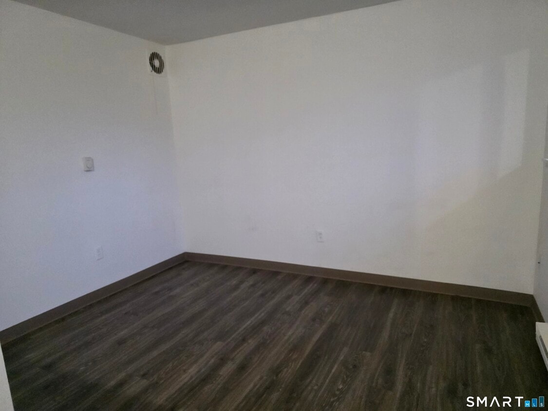 Foto del edificio - 26 Crandall Hill Rd