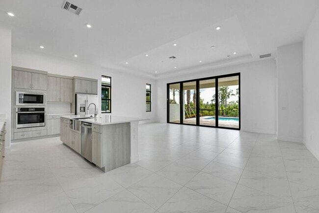 Building Photo - 13920 Vivant Dr