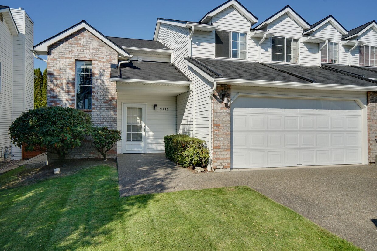 Desirable Eagle Lane Townhome - Desirable Eagle Lane Townhome