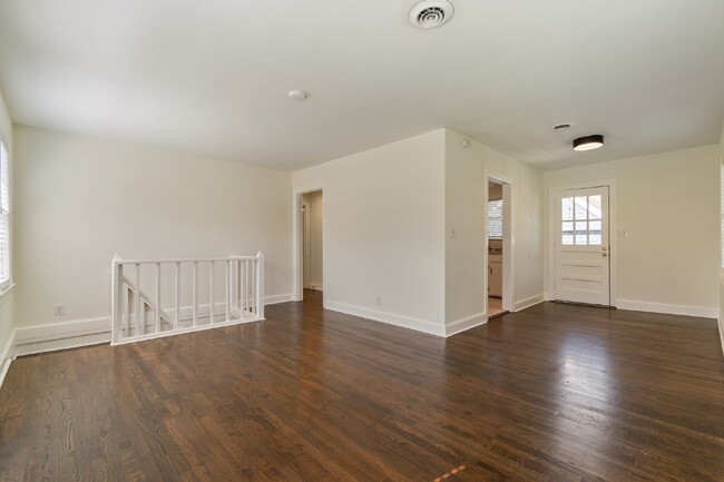 Foto del edificio - Freshly renovated duplex near Charlotte Av...