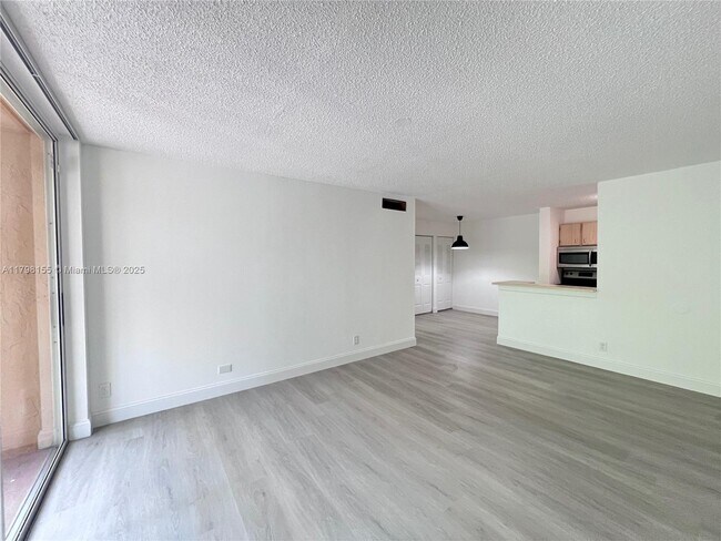 Foto del edificio - 10733 Cleary Blvd