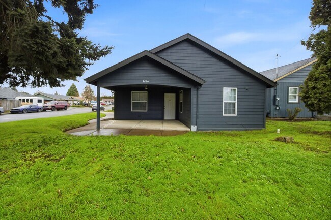 Foto del edificio - 3 Bedroom Home on a Corner Lot