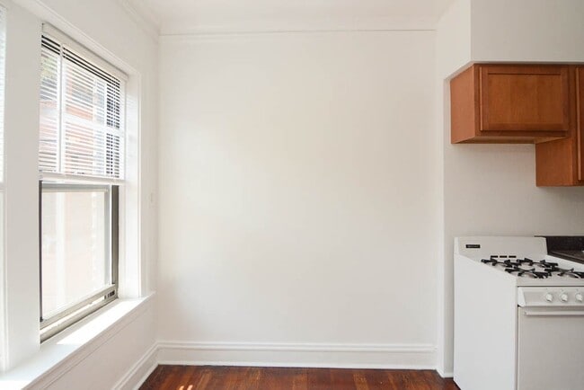 Building Photo - 4646 N Paulina St