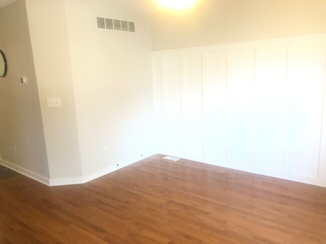 Building Photo - Gorgeous 2 BR Townhouse in Normal