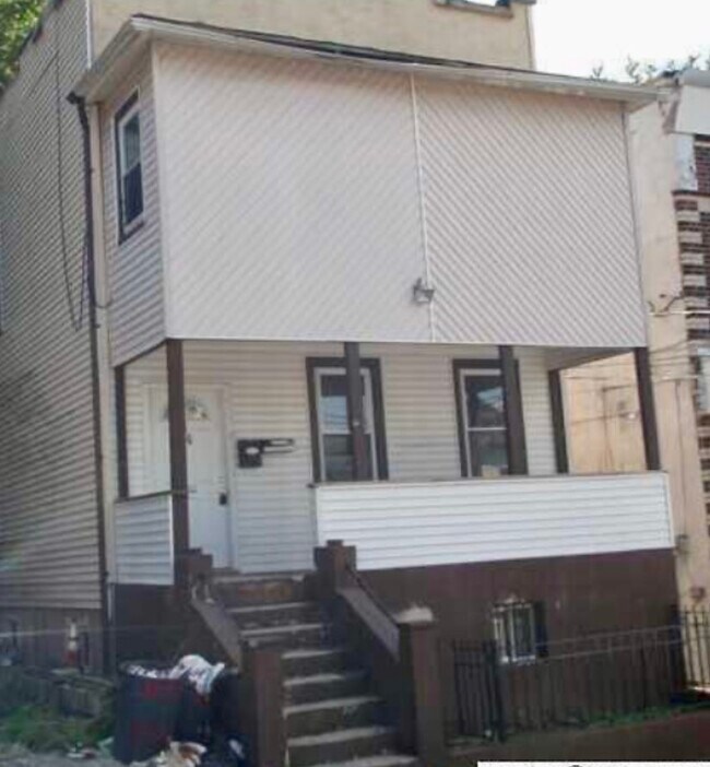 Building Photo - 44 Pine St