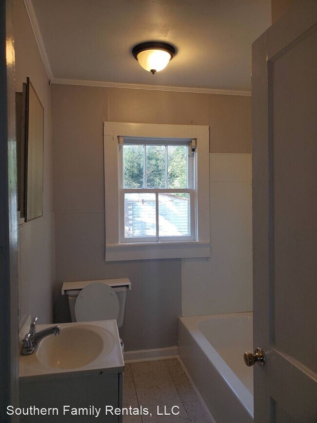 Building Photo - 3 br, 1 bath House - 206 SAVANNAH AVE