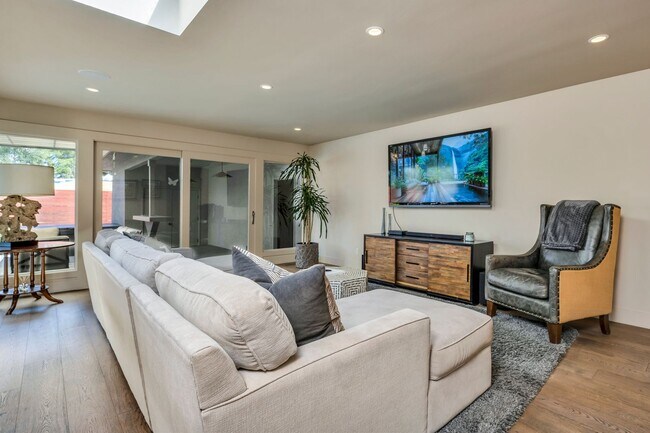 Building Photo - Furnished 2 Bedrooms, Office, 2 1/2 Bathro...
