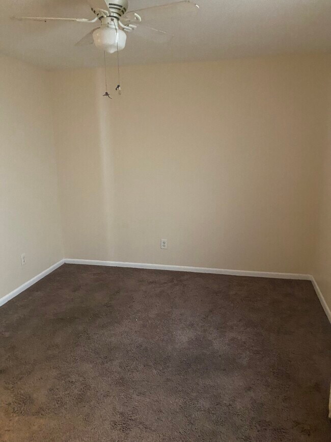Main Bedroom - 121 E Main St