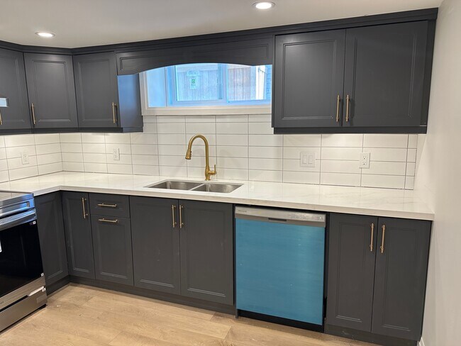 Photo du bâtiment - Fantastic 2-Bedroom Legal Apartment for Rent in Whitby