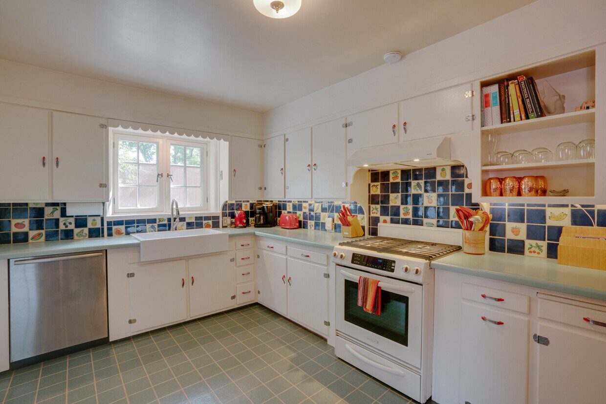 Primary Photo - 221 Hinde St