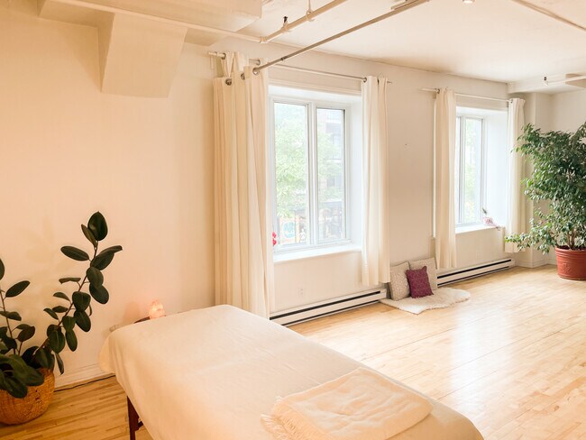 Building Photo - 5369 Boul Saint-Laurent