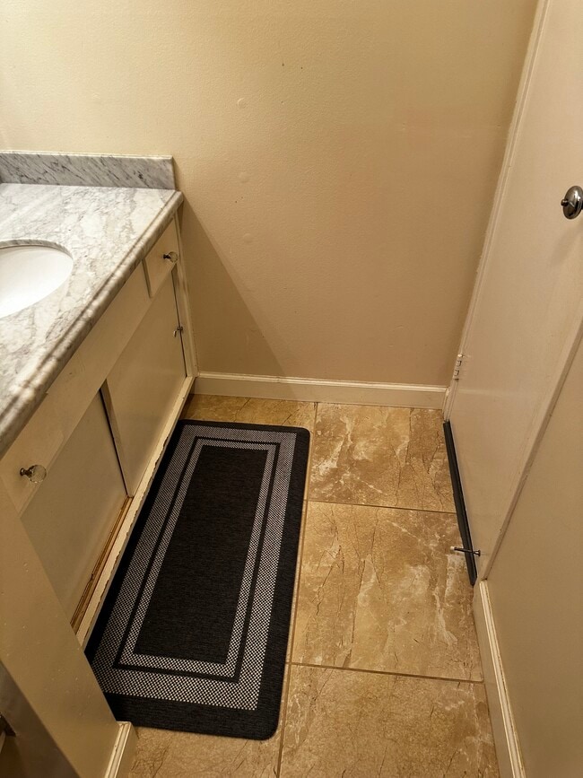 Building Photo - 932 Peninsula Ave