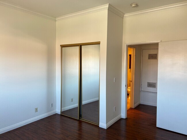 Foto del edificio - 10943 Laurel Canyon Blvd