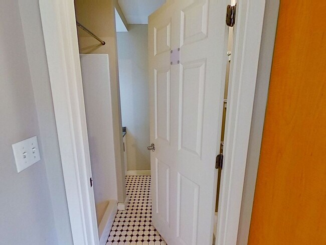 Foto del edificio - Recently Renovated Studio Right on Park Dr...