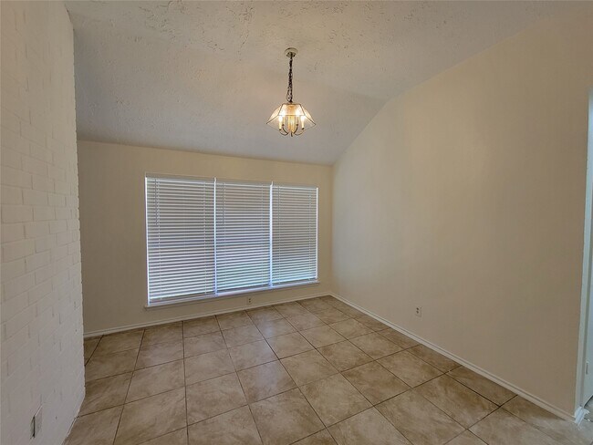 Building Photo - 2034 Village Park Dr