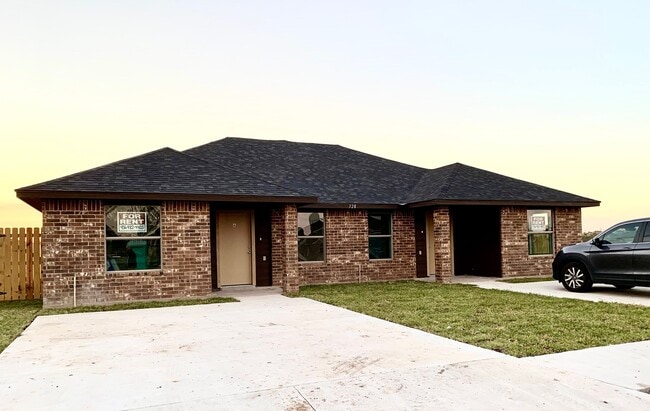 Building Photo - 328 Clemente Ave