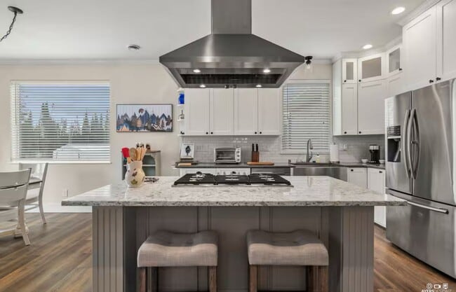 Building Photo - SEASONAL RANCH HOME