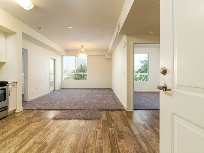 Foto del edificio - 12655 Bluff Creek Dr