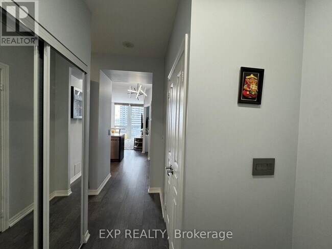 Photo du bâtiment - 220 Burnhamthorpe Rd W