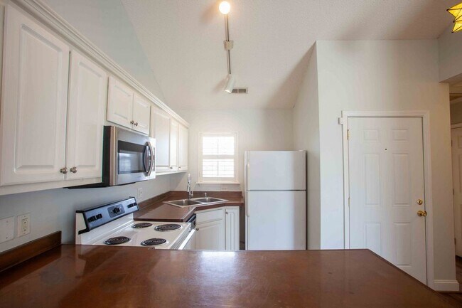 Building Photo - 2BR/2BA Townhouse in Merestone!  $1,500/mo...