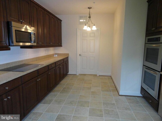 Building Photo - 3100 Stone Cliff Dr