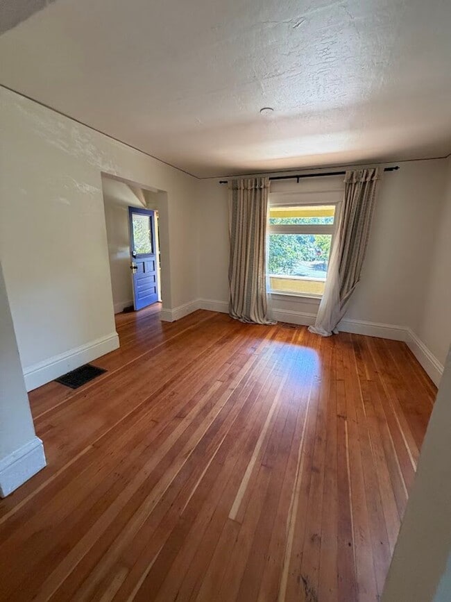 Building Photo - SFH 290 - Yamhill Duplex