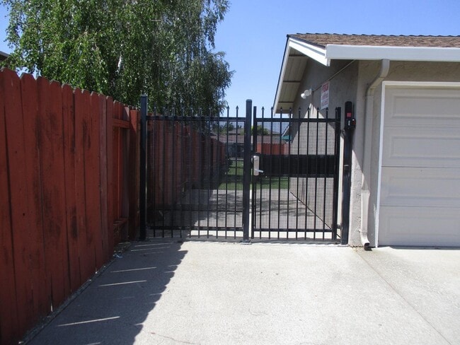 Building Photo - 8158 Kelton Dr