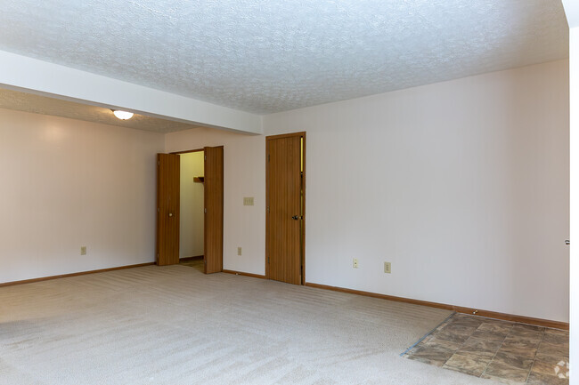 1BR, 1BA - 750SF - Living Room - Emerald Lakes