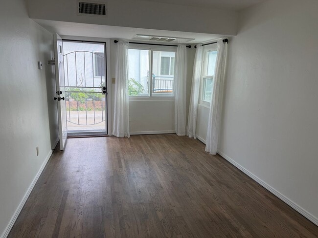 Foto del edificio - 4566 Muir Ave