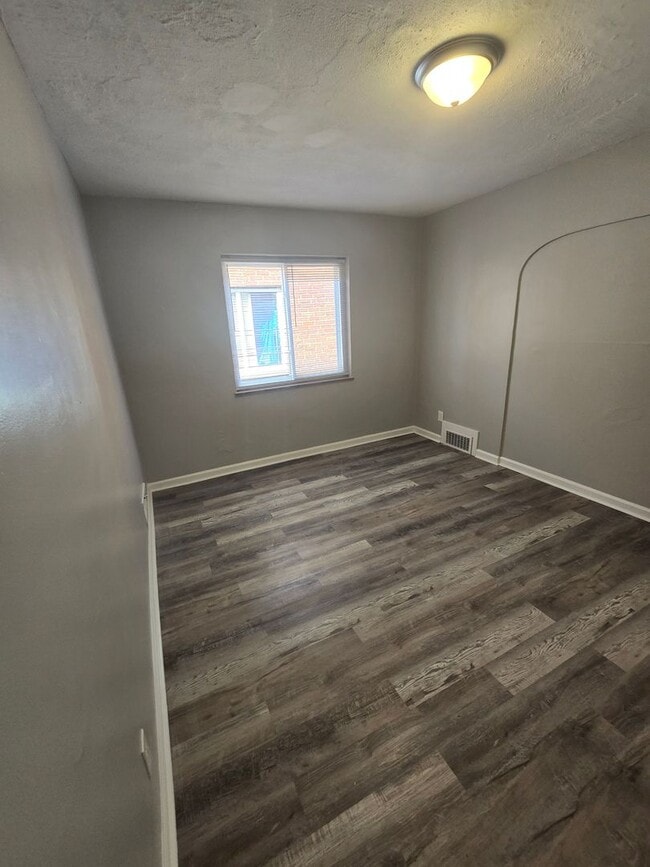 Building Photo - 987 Lilley Ave