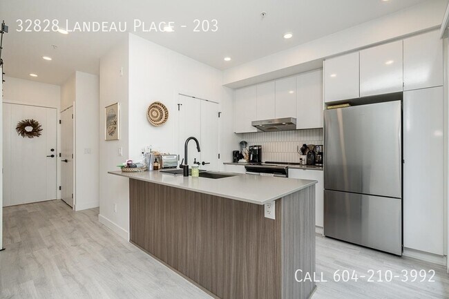 Photo du bâtiment - Court West Condo With 2 Parking Stalls!