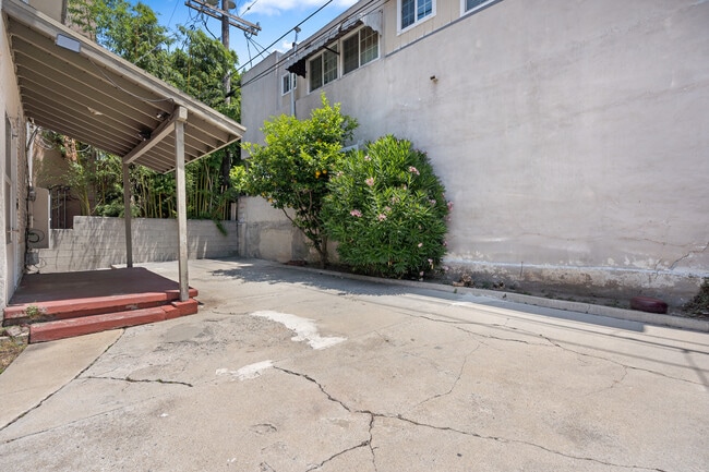 Building Photo - 1142 S Serrano Ave