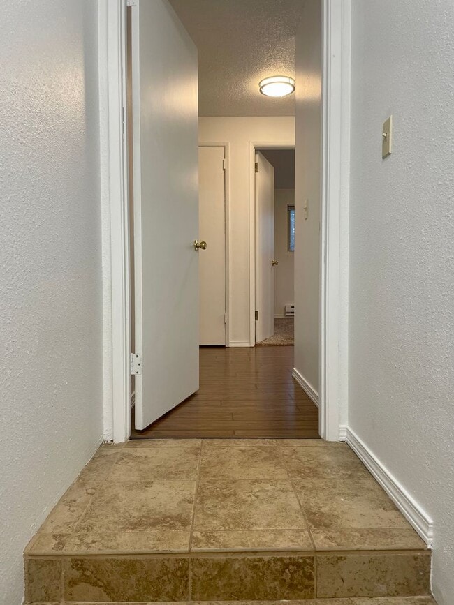 Building Photo - Updated Top Floor 2-Bed with Washer/Dryer,...