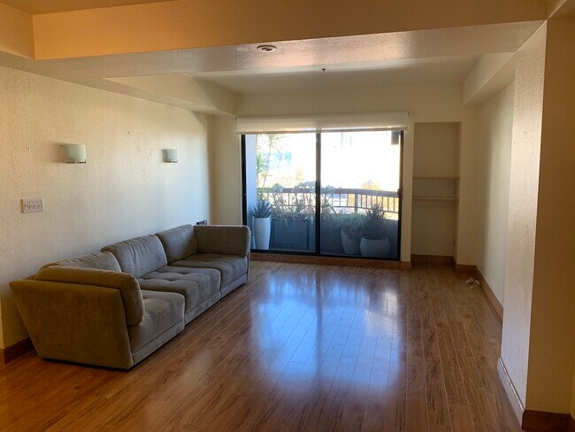 Light y una amplia sala de estar - 601 Van Ness Ave