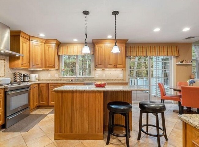 Foto del edificio - 23 Sweeney Ridge Rd
