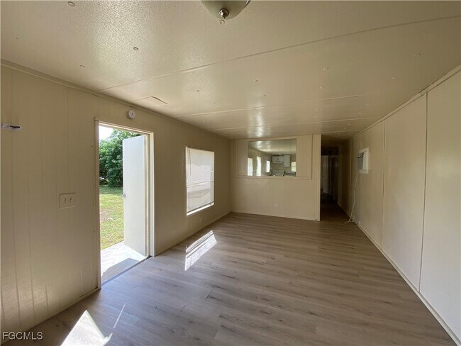 Foto del edificio - 8376 Nault Rd