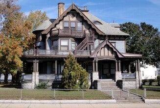 Building Photo - 587 Haverhill St