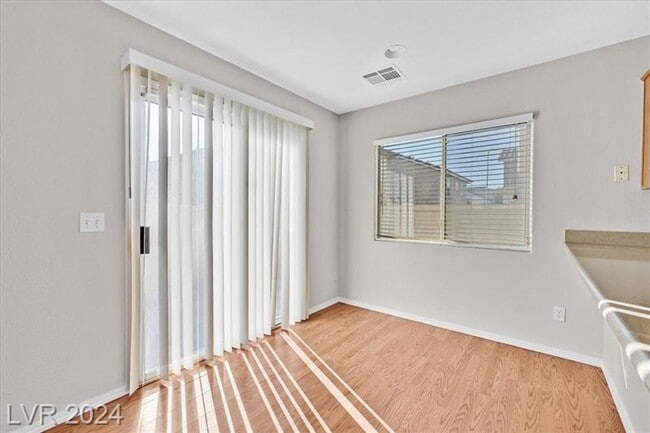 Building Photo - 3 bedroom, 2 story home in Great Location