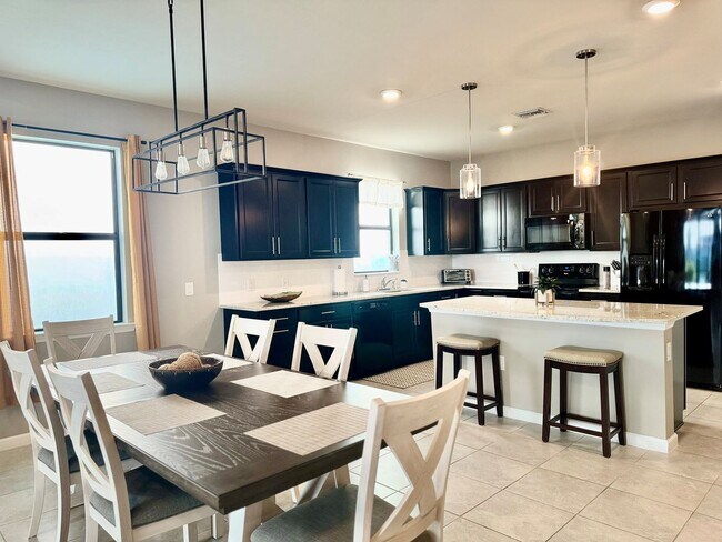 Building Photo - Elegant Lakeside Rental Home In Resort-Sty...