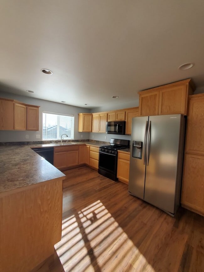 Building Photo - 3 Bedroom 2 Bath Single Family Home