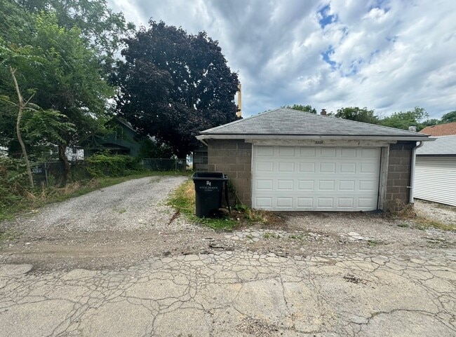 Building Photo - Large Augustana Rental Home